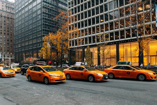 Quels sont les défis de l'intégration des technologies de conduite autonome dans les flottes de taxis?
